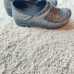 Dansko swirl shoes size 7